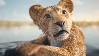 Löwe Mufasa im Wasser. Bild aus dem Kinofilm „Mufasa – König der Löwen“