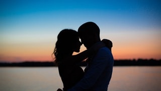 Ein Pärchen am Strand. Symbolbild: Tipps für eine glückliche Beziehung – so bleibt die Liebe länger! 