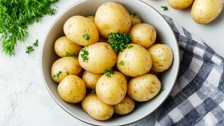 Kartoffeln in einer Schale auf einem Tisch. Symbolbild für das Superfood Kartoffel – Vitamine, Ballaststoffe, Kalorien, und Rezepte