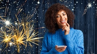 Eine Frau überlegt, welche Whatsapp-Grüße sie zu Silvester und Neujahr versendet.