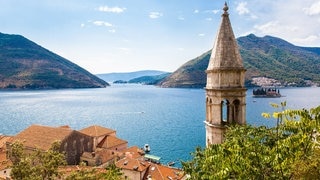 Symbolfoto für Urlaub in Montenegro mit SWR3: Blick auf Perast und auf die Bucht von Kotor. Eine mittelalterliche Altstadt und beliebter Urlaubsort in Montenegro.