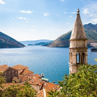 Symbolfoto für Urlaub in Montenegro mit SWR3: Blick auf Perast und auf die Bucht von Kotor. Eine mittelalterliche Altstadt und beliebter Urlaubsort in Montenegro.