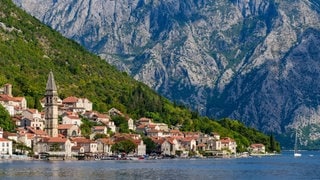 Symbolfoto für Urlaub in Montenegro mit SWR3: Blick auf Perast von der Bucht von Kotor. Eine mittelalterliche Altstadt und beliebter Urlaubsort in Montenegro.