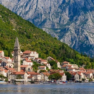 Symbolfoto für Urlaub in Montenegro mit SWR3: Blick auf Perast von der Bucht von Kotor. Eine mittelalterliche Altstadt und beliebter Urlaubsort in Montenegro.