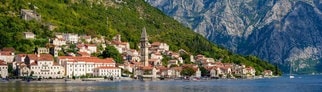 Symbolfoto für Urlaub in Montenegro mit SWR3: Blick auf Perast von der Bucht von Kotor. Eine mittelalterliche Altstadt und beliebter Urlaubsort in Montenegro.