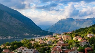 Symbolfoto für Urlaub in Montenegro mit SWR3: Blick auf Kotor und die Bucht von Kotor in Montenegro.