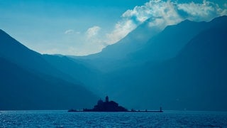 Symbolfoto für Gewinnspiel mit Urlaub in Montenegro mit SWR3: Blick auf die Bucht von Kotor. Im Hintergrund Berge.