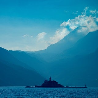 Symbolfoto für Gewinnspiel mit Urlaub in Montenegro mit SWR3: Blick auf die Bucht von Kotor. Im Hintergrund Berge.