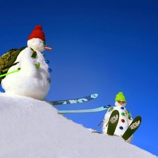 Zwei Schneemänner stehen auf Ski und schauen, ob das Wetter im Skigebiet zum Fahren passt