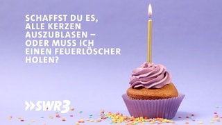 Lustige Whatsapp-Sprüche und Grüße zum Geburtstag auf einem Bild mit Kuchen und Kerze. Zum Verschicken.