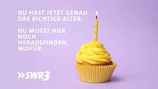 Lustige Whatsapp-Sprüche und Grüße zum Geburtstag auf einem Bild mit Kuchen und Kerze. Zum Verschicken.