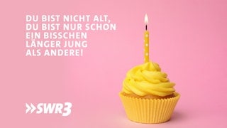 Lustige Whatsapp-Sprüche und Grüße zum Geburtstag auf einem Bild mit Kuchen und Kerze. Zum Verschicken.