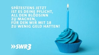 Lustige Whatsapp-Sprüche und Grüße zum Geburtstag auf einem Bild mit Kuchen und Kerze. Zum Verschicken.