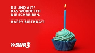 Lustige Whatsapp-Sprüche und Grüße zum Geburtstag auf einem Bild mit Kuchen und Kerze. Zum Verschicken.