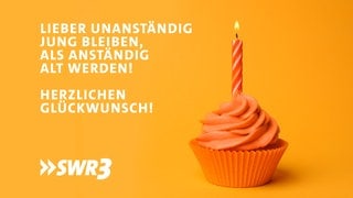 Lustige Whatsapp-Sprüche und Grüße zum Geburtstag auf einem Bild mit Kuchen und Kerze. Zum Verschicken.