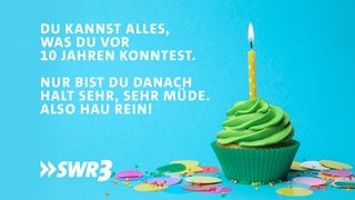 Lustige Whatsapp-Sprüche und Grüße zum Geburtstag auf einem Bild mit Kuchen und Kerze. Zum Verschicken.