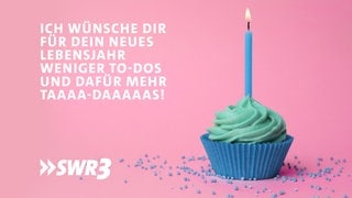 Lustige Whatsapp-Sprüche und Grüße zum Geburtstag auf einem Bild mit Kuchen und Kerze. Zum Verschicken.