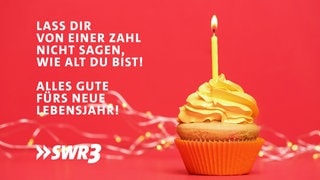 Lustige Whatsapp-Sprüche und Grüße zum Geburtstag auf einem Bild mit Kuchen und Kerze. Zum Verschicken.