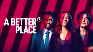 SWR3 Seriencheck „A Better Place“ Titelbild: Drei Menschen vor schwarz-rot gestreiftem Hintergrund.