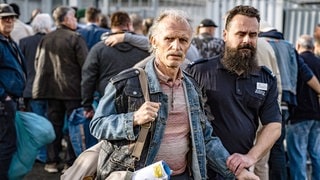 SWR3 Seriencheck „A Better Place“ Szenenbild: Klaus Bäumer (Richard Sammel, l), ein Neonazi und verurteilter Mörder, wird aus dem Knast entlassen.