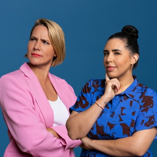 Judith Rakers und Ariana Baborie grübelnd vor blauem Hintergrund