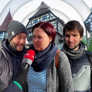 Menschen werden vor der Bundestagswahl für den SWR3 Pulsmesser interviewt.