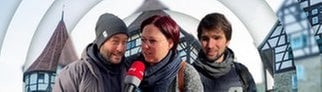 Menschen werden vor der Bundestagswahl für den SWR3 Pulsmesser interviewt.