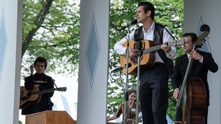 Bob Dylan (Timothée Chalamet) verfolgt den Bühnen-Auftritt der Country-Legende Jonny Cash (Boyd Holbrook).