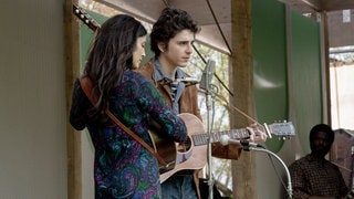 Bob Dylan (Timothée Chalamet) musiziert mit der US-amerikanische Folk-Sängerin und -Gitarristin Joan Chandos Baez (Monica Barbaro). Diese galt wie er als Musik-Idol der 60er-Jahre. 