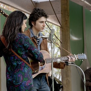 Bob Dylan (Timothée Chalamet) musiziert mit der US-amerikanische Folk-Sängerin und -Gitarristin Joan Chandos Baez (Monica Barbaro). Diese galt wie er als Musik-Idol der 60er-Jahre. 