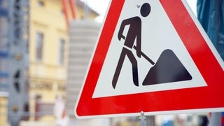 Baustellen-Schild an einer Straße- Symbolbild für lustige Sprüche auf der Baustelle.