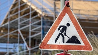 Baustellen-Schild an einer Straße. Symbolbild für lustige Sprüche auf der Baustelle.