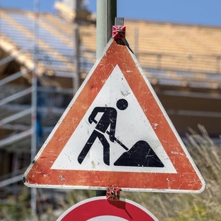 Baustellen-Schild an einer Straße. Symbolbild für lustige Sprüche auf der Baustelle.