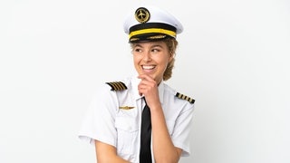 Junge Frau im Piloten-Outfit. Symbolbild für ein Quiz mit lustigen Umschreibungen für verschiedenen Berufe.