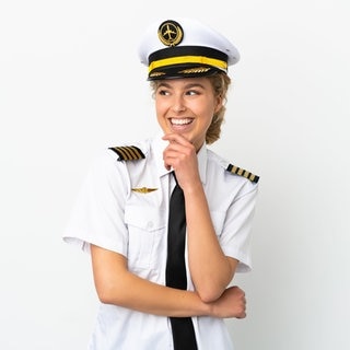 Junge Frau im Piloten-Outfit. Symbolbild für ein Quiz mit lustigen Umschreibungen für verschiedenen Berufe.