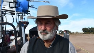 Schauspieler Alec Baldwin in seinem Kostüm am Set zum Film „Rust“, bei dem es einen tragischen Unfall gab - der Film geriet danach in die Kritik (Foto: dpa Bildfunk, Rust Movie Productions) Schauspieler Alec Baldwin in seinem Kostüm am Set zum Film „Rust“, bei dem es einen tragischen Unfall gab - der Film geriet danach in die Kritik