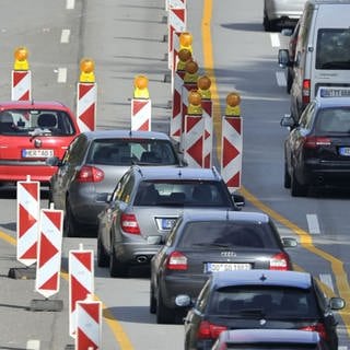 Mehrere PKW stehen in einer Autobahnbaustelle im Stau