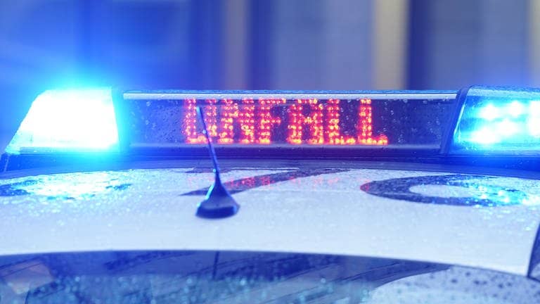 Der Schriftzug "Unfall" ist neben dem Blaulicht auf dem Dach eines Polizeiautos zu lesen. - Auf der A5 gab es einen Unfall mit einem Pferdeanhänger.