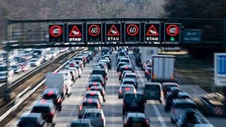 Dichter Verkehr schiebt sich über die Autobahn 8 – ADAC warnt wegen Sommerferien vor heftigem Stau-Wochenende