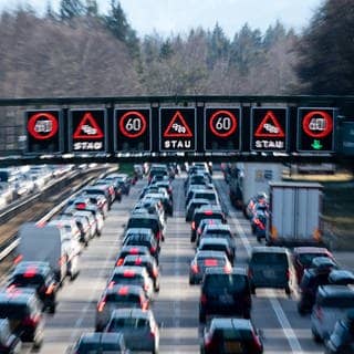 Dichter Verkehr schiebt sich über die Autobahn 8 – ADAC warnt wegen Sommerferien vor heftigem Stau-Wochenende