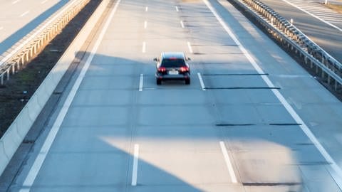 Auto auf der Mittelspur der Autobahn. Symbolbild für Rechtsfahrgebot und das dauerhafte Fahren auf der Mittelspur.