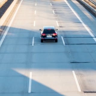 Auto auf der Mittelspur der Autobahn. Symbolbild für Rechtsfahrgebot und das dauerhafte Fahren auf der Mittelspur.