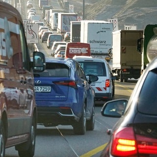 Stau auf der A8 bei Pforzheim. (Symbolbild)