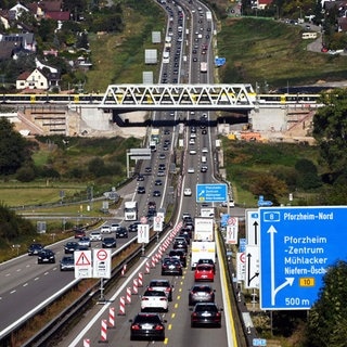 Blick auf die Autobahn 8 bei Pforzheim Ost. 