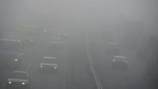 FahrzeugeAutos auf der Autobahn im Nebel