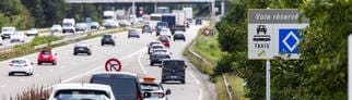 Ein Schild mit der Aufschrift „Voie réservée“ weist neben einer Autobahnauffahrt in Straßburg auf eine Spur für Fahrgemeinschaften, Taxis und Busse hin.