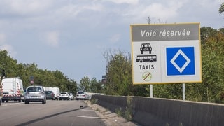 Ein Schild mit der Aufschrift „Voie réservée“ weist neben einer Autobahnauffahrt in Straßburg auf eine Spur für Fahrgemeinschaften, Taxis und Busse hin.