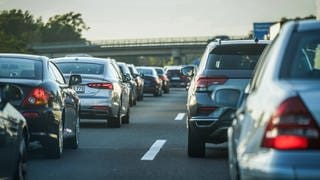 Stau und dichter Verkehr zu Pfingsten auf den Autobahnen