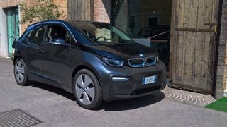 Der BMW i3 ist derzeit ein richtiges Schnäppchen auf dem E-Auto-Gerbrauchtwagenmarkt. Neu kostet er rund 33.000 Euro, die staatliche Förderung schon abgezogen. Gebraucht könne man ihn derzeit für deutlich unter 20.000 Euro finden, sagt Expertin Lisa Brack vom Portal EFahrer.com.