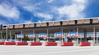 Eine Mautstation in Frankreich. Nach und nach werden sie durch kamerabasierte Syteme ersetzt. Auf ersten Autobahnen in Frankreich gibts bereits den „flux libre“ – also Maut zahlen, ohne dabei anzuhalten. Allerdings gibt es hier einiges zu beachten.